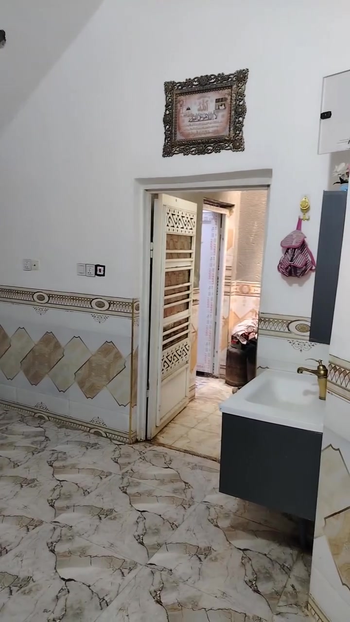 السلام عليكم بيت للبيع حي الصدرين الواجهة 10ولنزال 12 المساحة 125عرض وليس طول بناء حديث يتكون من ديوانية 6x4وغرف نوم عدد ثنين 5x4ومطبخ 5x3وصالة وحمامات داخلية وخارجية السعر 70وقابل للتفاوض للتصال***********
