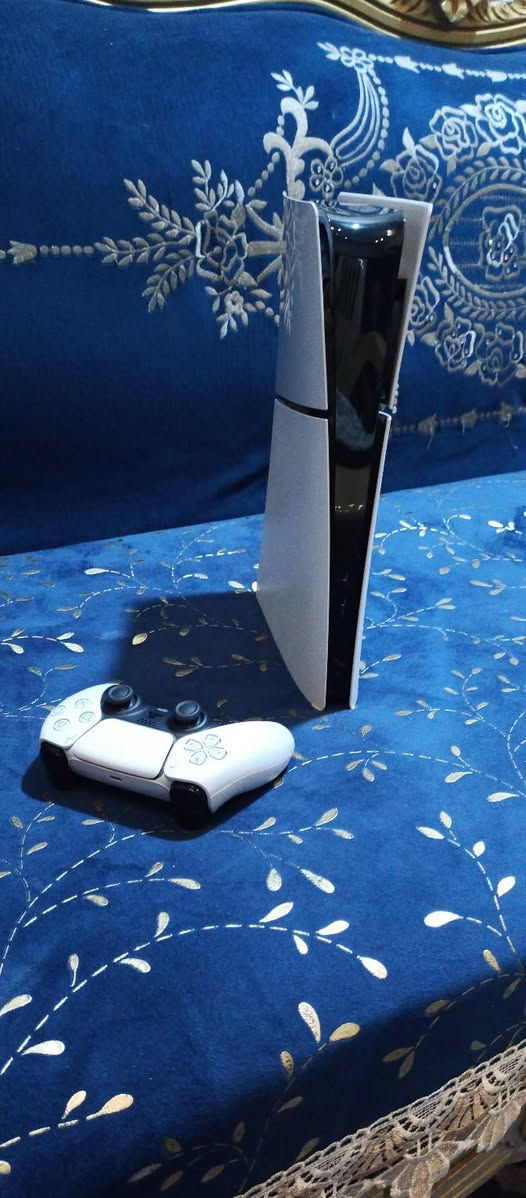 سلام عليكم بلي ستيشن فايف واحد تيرا نضيف كامل ملحقاته جوستك اصلي وكارتون نضافه فول وياء 50لعبه قويات السعر٥٢٥وبي مجال قليل بيع مستعجل المكان بصره زبير***********
