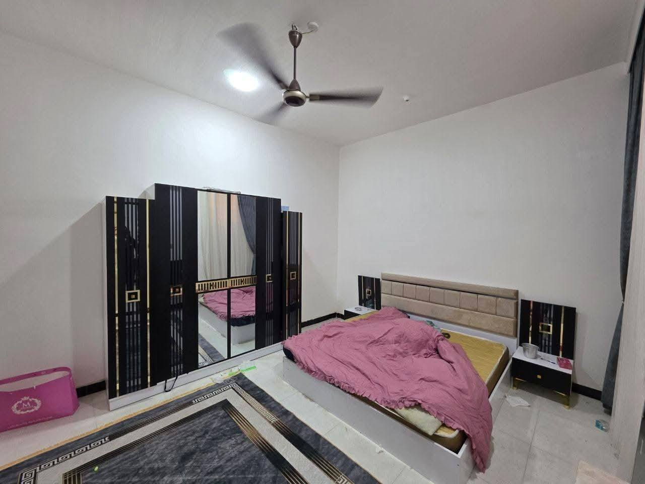 يارزاق ياالله 
دار سكن 150م طابو زراعي بناء حديث درجه أولا بناء طابوك يتكون من غرفتين نوم وهول مطبخ استقبال بيتونه على مساحه الهول سطحين صحيات داخل وخارجيه كراج سياره حي الحكيم شارع الوائليه 
لاتصال على لارقام التالية واتساب ***********
***********
