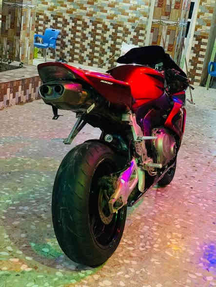 سلام عليكم            
بيع او مراوس بحجم اقل.          سعرها 23 $
 هوندا RR1000 موديل 2006 محرك مفتوح اول كصة يم كابتن دانا دراجة قوية تآكل الشارع عليها إدامة كاملة بلكات جدد فلاتر شوته جدد مجاول جدد نوزلات منضفهن فيت بم جديد  زوج تايرات جديدات عنواني بابل سدة الهندية  ***********
