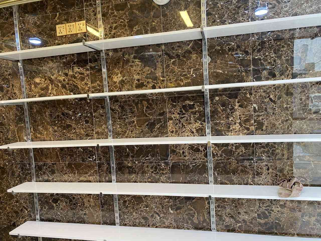 السلام عليكم رفوف خشب جديد ما مستخدم 12 رف جديد طول الرف 244 سم مع سكك حديد عدد 25 سكه مع حمالات تقريبا 50 حماله مع ملكانه للبيع قرب دكتور عدنان للاستفسار ***********
