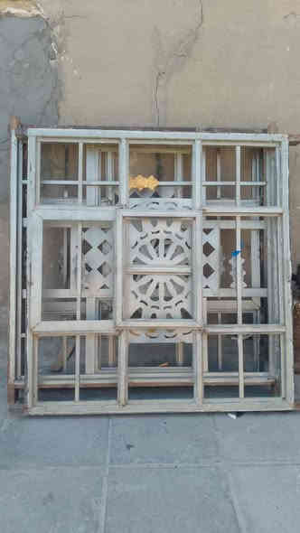 سلام عليكم عندي هذني البيبان والشبابيج وقفاصه للبيع للإستفسار ***********
