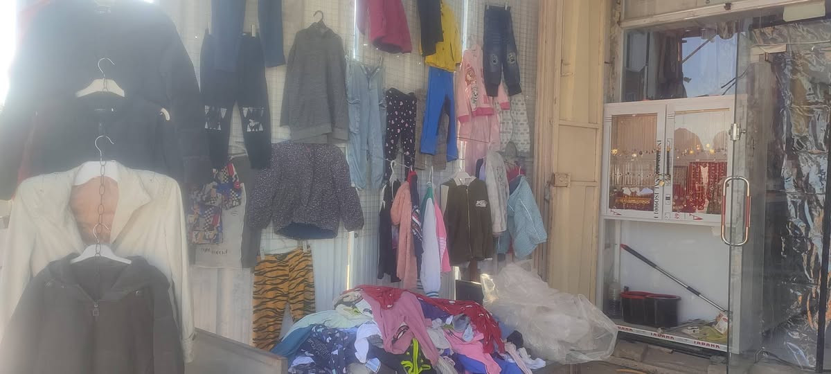 محل ملابس وكوزمتك للبيع هوه والبضاعة  عنوانه حي العسكري شارع 30 قرب المستوصف موقعة مميز وتجاري عل الشارع العام بجانبه مدارس بنات  سبب البيع الانتقال لغير محافضة
للاستفسار خاص او الاتصال على الرقم *********** ديوانية, القادسية
