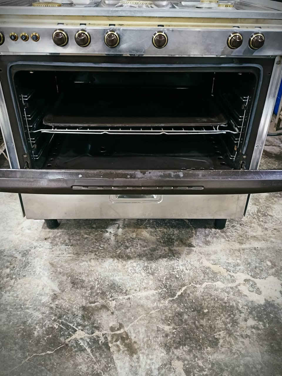 طباخ كريازي مستخدم نظيف كلش شغال ميه ميه مثل الي بلصوره
***********
