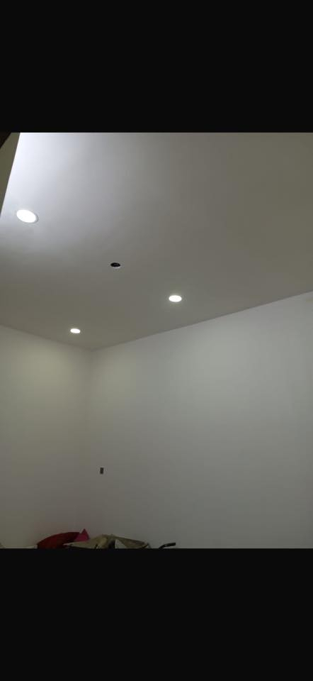 السلام عليكم للبيع بيت زراعي مدينه الصدر حي طارق القديم مقابل ١٥ الوسط فرع دائره المجاري شارع عريض وكامل من ماء وكهرباء جديده ومجاري وتبليط بناء نهايه ٢٠٢٥ جديد يحتوي على حمام خارجي واستقبال ومطبخ وصاله ومنور وحمام داخلي وغرفه نوم والطابق الثاني بيتونه واستاره وشتايكر كامل جاهز اذ تحب اتكمل الثاني للاستفسار *********** علي
