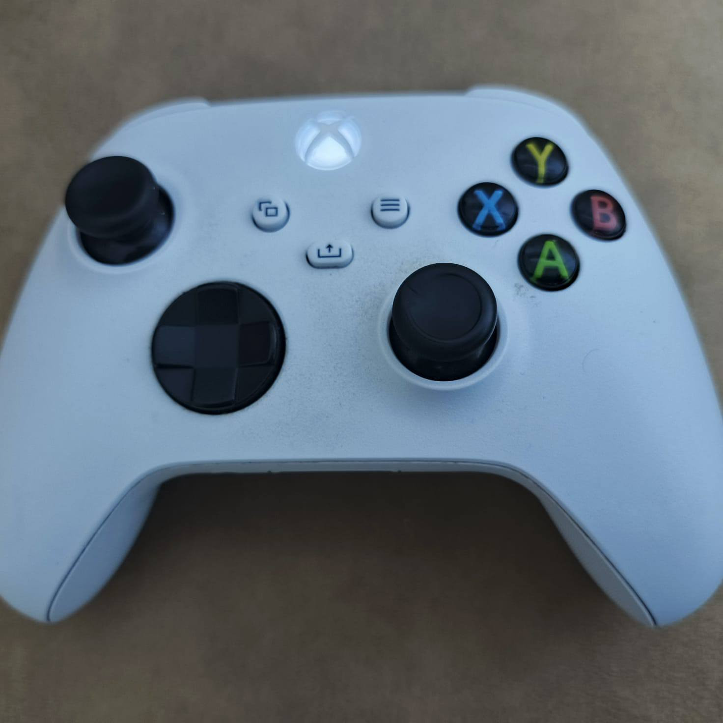 السلام عليكم للبيع إكس بوكس سيريس اس نظيف جدا استخدام قليل مع كافة الملحقات الأصلية والكارتون بيع بسعر 350 او مراوس مع بلي 5 مكاني بغداد حي الجهاد الاتصال على ***********
