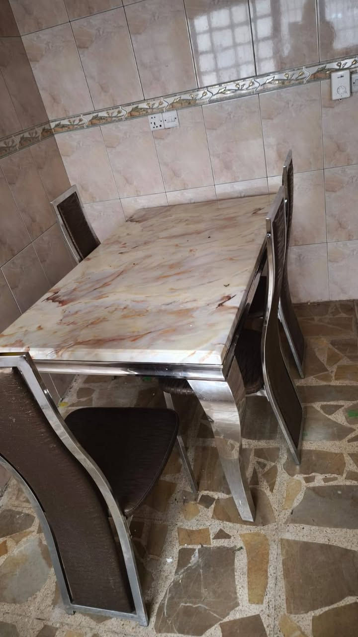 ميز طعام مرمر نوعية فاخرة 
السعر ٢٥٠ ألف 
*********** متوفر واتساب

