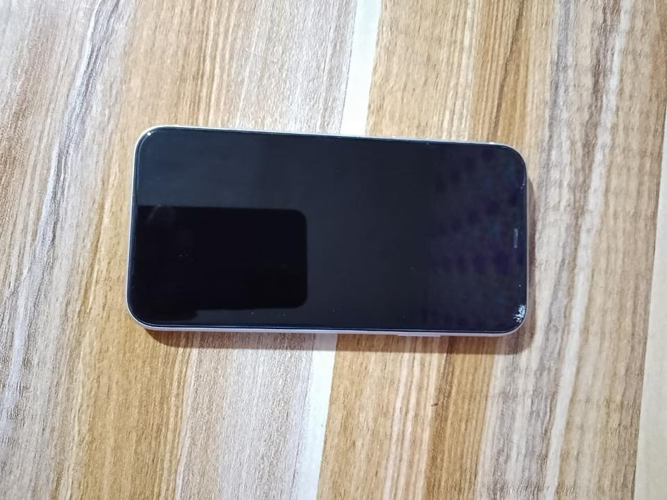 ايفون 11 عادي للبيع الجهاز نضافه 100/99 الجهاز نضيف حيل فقط بي فطره خفيفه ما مأثره عل شاشه نهائياً وما تعلك شاشه بلاديه ومامفتوح جهاز بطاريه 94 بلادي +سماعه الاماميه ناصيه بالتصالات السعر 230وبي مجال لتواصل رقم واتساب ***********
