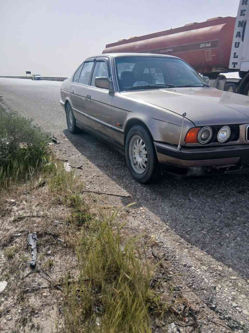 سلام عليكم BMW 525  اوتو مفتوح بجم عريض
 كير مكينة صدر كفاله تبريد ثلج داخل نضيف 
رقم بغداد تحويل ثاني يوم السيارة خير من الله واحلة من الصور  تجي وتشوف بعينك البيع او مراوس حسب قناعه 
مكاني بغداد مجمع بسمايه 
للتواصل : ***********
متواجد واتساب و ع الرقم
