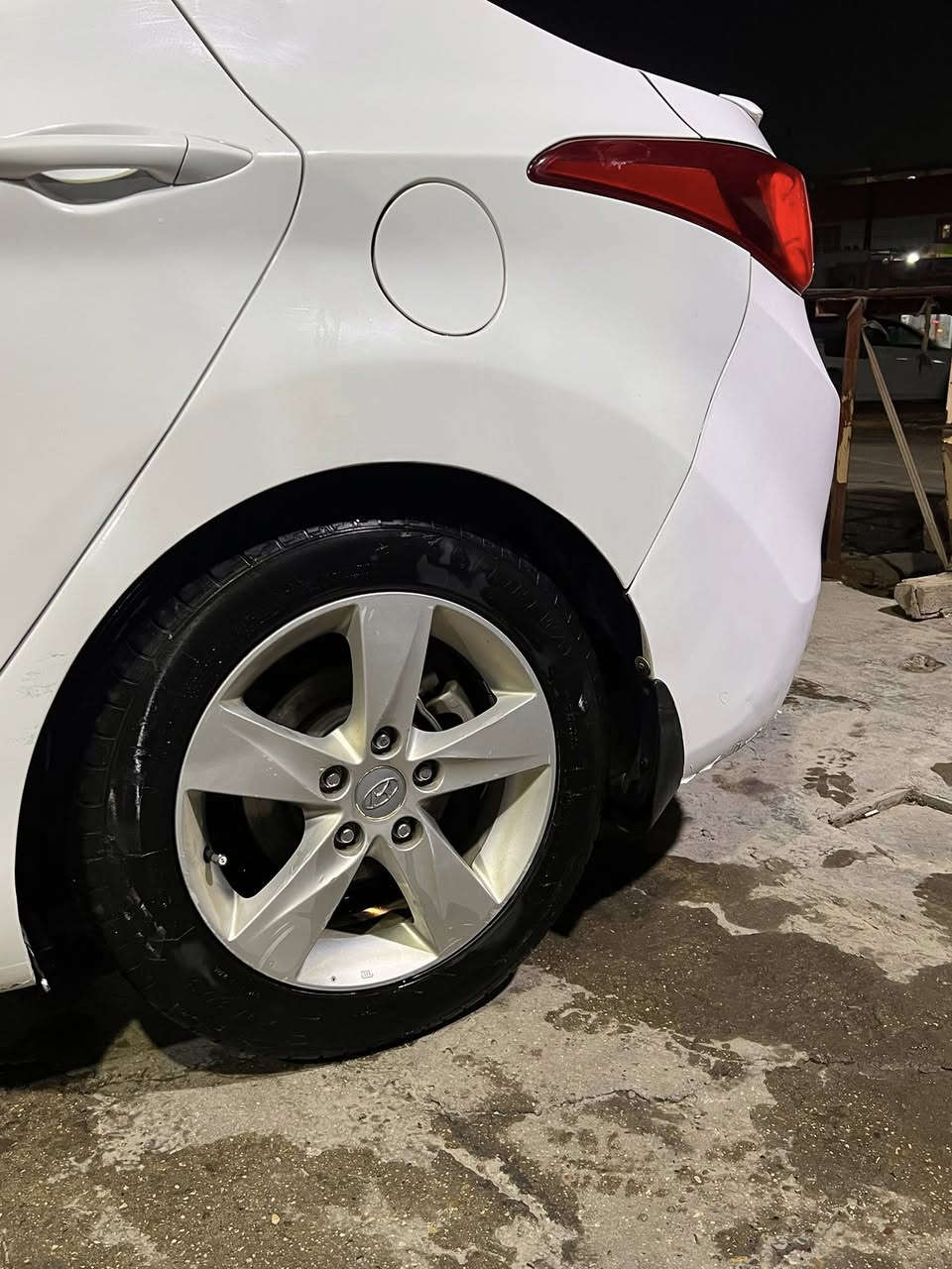 النترا خليجي 2012 

مواصفاتها  تحكمات ستيرن 
شاشه 
مكينه 1800 
كير 6 نمر 
تخم تاير جديد 
صدرها امامي خلفي جديد 
لونها ابيض 

بيها 3 قطع صبغ باب سايق و الوراها 
ونص جامغ عكس سايق من جهه صندوق 

بالنسبه للسياره نظيفه ربع متصرف عليها 
من كل نواحي التراي مالتك وين متريد 

السعر 107$ وبيها مجال 

مكاني بغداد الدوره ***********

متواجد فيس واتساب والسنويه باسمي تحويل ثاني يوم
