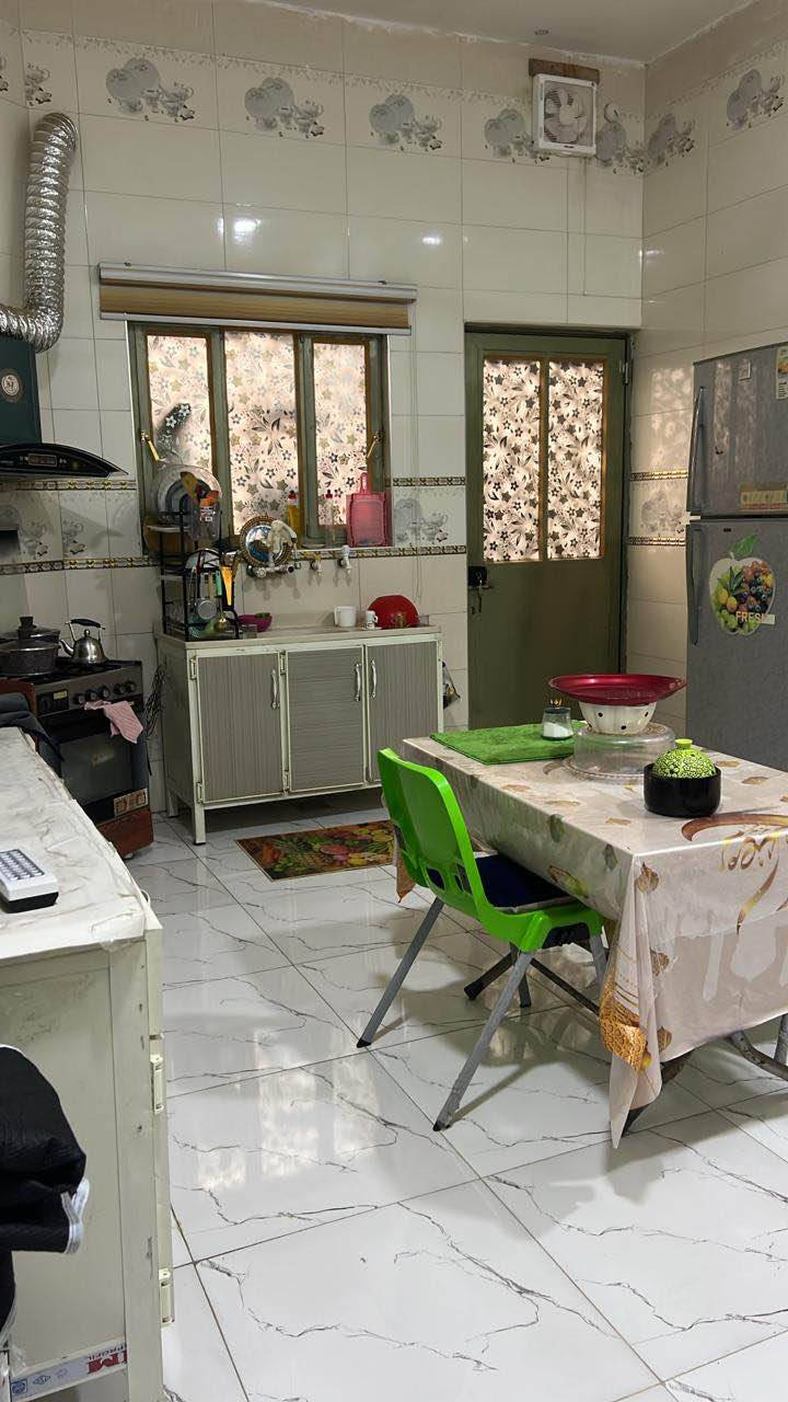 بيت للبيع بناء سنة 2024 طابقين في ابو الخصيب عويسيان قرب مدرسة الإعلام 
البناء طابوق للطابقين عدا الستارة والبيتونة فرمستون وبلوك
البيت طابو زراعي والمالك عراقي موجود 

مكونات البيت :
 الطابق الأول (الارضي) يحتوي على (غرفتين+صالة ومطبخ +إستقبال +كراج +صحيات+حمام+صحيات خارجية  + منور عدد 2 )
الطابق الثاني :
شقتين منفصلتين :
الشقة الأولى درجها معزول 
تحتوي على :
غرفتين منام +صالة مفتوحة + مطبخ +صحيات+منور+بلكونة
أما الشقة الثانية ناقصها فقط تشطيب كاملة تحتوي على :
غرفة 1
صالة كبيرة 1
صحيات 1
مواصفات البيت :-
-المساحة الكلية 228 متر
مساحة البناء 310 متر للطابقين 
- الواجهة  12وربع متر 
 -والنزال 19 متر 
علمآ ان الطابق الأرضي كهربائياته معزلة عن الطابق الثاني من ناحية الكيبل والدكم والجوزات الخ ..
والطابق الثاني كذلك ......
- الكهربائيات:- الجوزات والدكم والبلك سويج  شركة اوزن الاصلي 
علمآ يوجد خط ثاني لكل طابق 
ويوجد كذلك خط انترنت كامل .
البيبان والشبابيك :-
الشبابيك مع الكتائب cnc للطابق الأرضي والطابق الثاني. 
-الجنلات والفريمات 4 ملم .
-وبيبان الغرف والاستقبال شغل عراقي صاج درجة أولى للطابقين . 
-والجراجيب ماليزي جاوي .
-بيبان الصحيات المنيوم تفصال للطابقين.
ملاحظة/ المنطقة جديدة ومعزولة عن المنطقة المجاورها كاملة من ناحية الخدمات
 البيت يبعد عن الشارع العام الرئيسي 150 متر .
 رايده (260 مليون) وبي مجال
*********** البصرة, العراق
