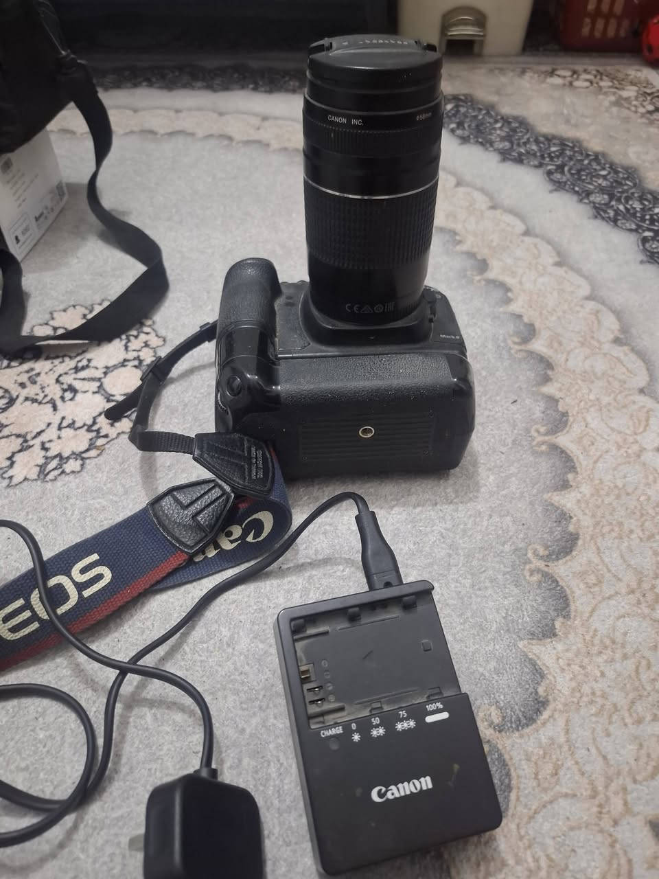 كاميرا Canon  5D مستخدمة للبيع مع كرب بطاريات عدد ٢ وشاحن للبيع السعر ١٧٥ ألف للإتصال على رقم الوتساب ***********  كربلاء المقدسة .
