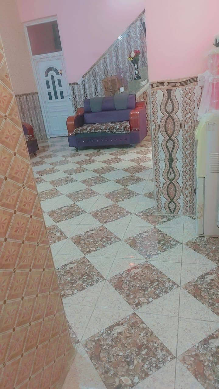 السلام وعليكم دار سكن مساحة ١٢٥ متر الوجها ٦ وربع للبيع التحرير بستان الخشالي وكما مبين في الصور الاتصال ***********
