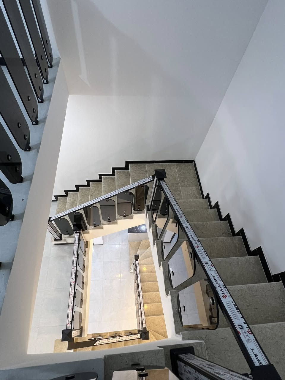 دار للبيع في الدورة البعيثة مجمع الامل طابو زراعي سند 25 المساحة 100م واجهة 6.25 نزال 16 يتكون من ثلاث طوابق بناء حديث زيرو الطابق الاول يتكون من مطبخ. استقبال. صالة. حمام.  غرفة نوم.  ولطابق الثاني غرفتين نوم. حمام. صالة. ولطابق الثالث بيتونة ومخزن للاستفسار ***********
