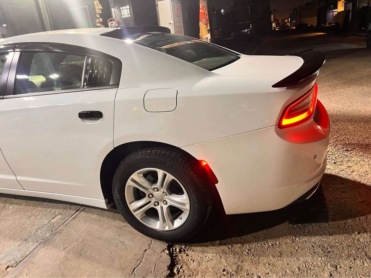 السلام عليكم ورحمه الله وبركاته 
جارجر 2022 مواصفات sxt لون ابيض رقم اربيل بدون صبغ بدون ايرباك حادثها فقط دعاميه خلفيه وقبق جنطه طخه حفيفه ومبدله بلادي بدون اي صبغ ماشيه 47 باسمي سعر 270 
للاستفسار الاتصال *********** يتوفر واتساب بغداد, العراق
