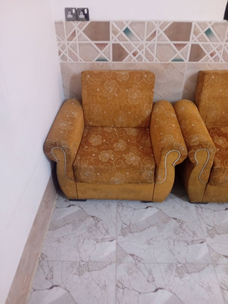 سلام عليكم طقم للبيع نظيف مكان محاويل حي النور ***********
