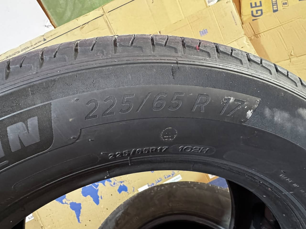 السلام عليكم /اطارات مستعمله للبيع نضافه نص عمر 225/65R  17 + اطار واحد دلوب يباني ينشد عل لاندكروز 
السعر ٧٥     ***********
