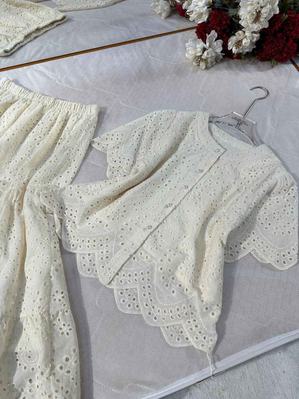 ويا صباح الحب🩷🎀🎀🎀
كوستم قطعتين تنورة وجاكيت تموت🙈🩷
كيبور والخامة كلش ممتازة شرط الفحص🥰
الالوان موضحة بالصور والقياسات 38–48
والتوصيل اكيد مجاناً لجميع محافظات العراق💃


**إذا كنت صاحب هذا الإعلان وتريد حذفه لأي سبب، رجاءا أرسل رسالة إلى الدعم الفني**