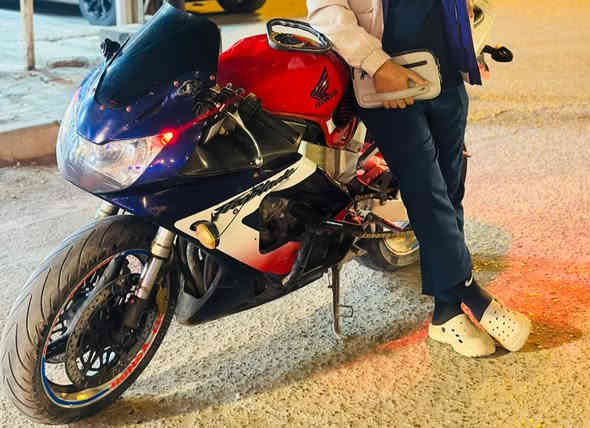 السلام عليكم 
دراجة cbr 929 rr
دراجة شغاله من لايت ل بكلايت 
شغل وطلع وين ما تريد 
الكاتم مالته موجودة 
أبيع ب ٢٠ اخي ركز ب ٢٠ أبيع 
مكاني العمارة نهاوند 
***********
