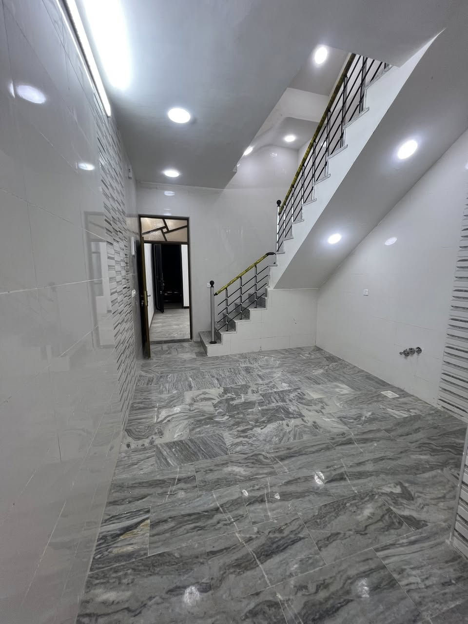٧٥ متر للبيع 
وجه ٣.٧٥ ونزال ٢٠ 
بناء ٢٠٢٦
طابقين استقبال ومطبخ وخدمات وغرفه 
فوك غرفتين وخدمات 
مع بيتونه وسطحين 
السعر ١٨٥ 
الشعب قرب حسينية ام البنين 
للاستفسار ***********
