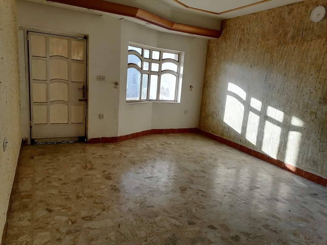 سلام عليكم يوجد بيت للايجار🌹🌹🌹 في منطقة حي الزهور المنصور خلف🛣️ مستشفى الطفل المساحه ١٥٠م يحتوي عل صاله ومطبخ وغرفه نوم وصحيات والطابق الاول عل غرفتين نوم وصحيات وسطح يحتوي عل درج خارجي للطابق الثاني🗯️ شارع عريض منطقه 🌷هادئه للاستفسار الاتصال على الرقم *********** او *********** مكتب اليقين للعقارات بغداد المنصور
