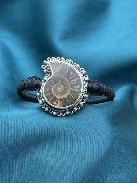 سوار بحجر الامونيت
صياغة فضة ٩٢٥ يدوي 
مع حياكة يدوي  

للتواصل واتساب 
 ***********
