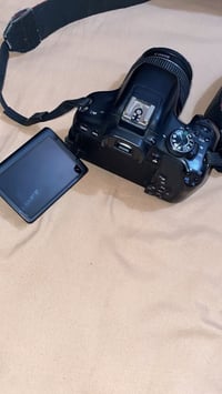 Canon EOS 750D المواصفات الأساسية:  * نوع الكاميرا: DSLR احترافية للمب...