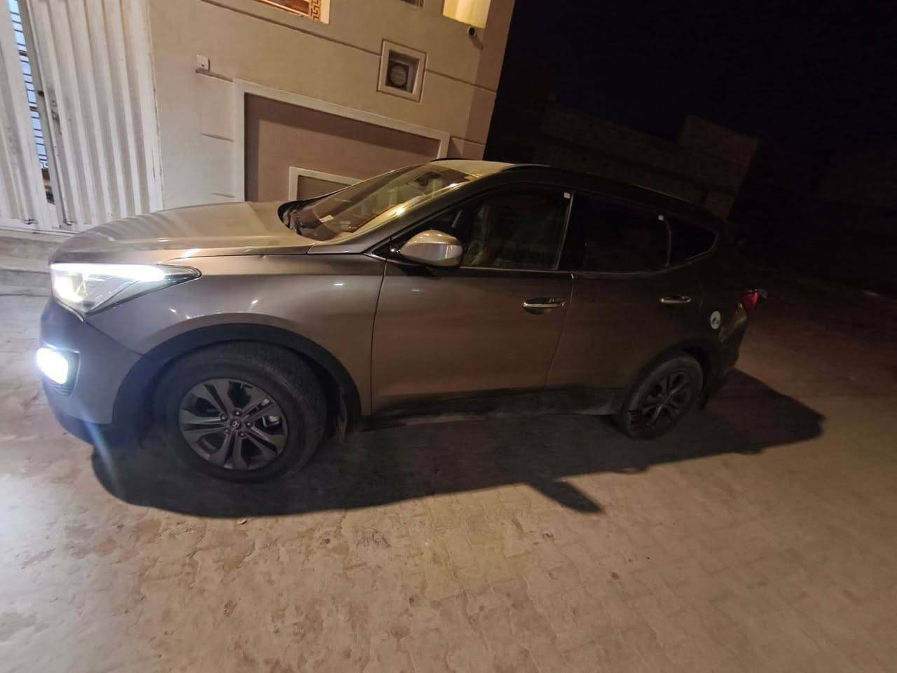 هونداي سنتافي موديل 2014 وارد امريكي اربعه سلندر 2400gdi تخم تاير جديد حداديه جديده مكينه كير تبريد خير من الله كهربائيات كلها شغاله ونعمه من الله رقم بصره جديد سنويتها تنتهي بشهر الواحد 2026 وبيها بعد هواي مواصفات معروفه
ملاحظه / السياره مبدل بنيد وجاملغ ايمن فقط لاغير وبيها رشات صبغ عن الجراد 
راعيها موجود 
هاتف ***********
