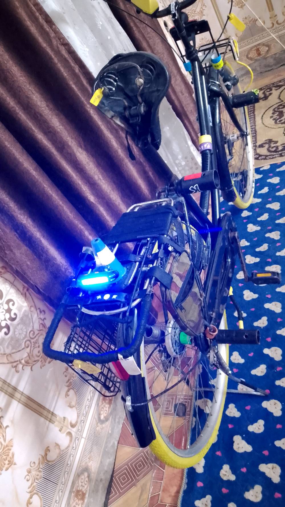 هذا باسكل بحالة جيدة مزود بإضاءة أمامية وخلفية لزيادة الأمان أثناء القيادة. الباسكل يأتي مع إطارات صفراء ومقعد مريح. مناسب للتنقل اليومي أو التجول في المدينة. متوفر مع سلة خلفية يمكن استخدامها للأغراض الشخصية.