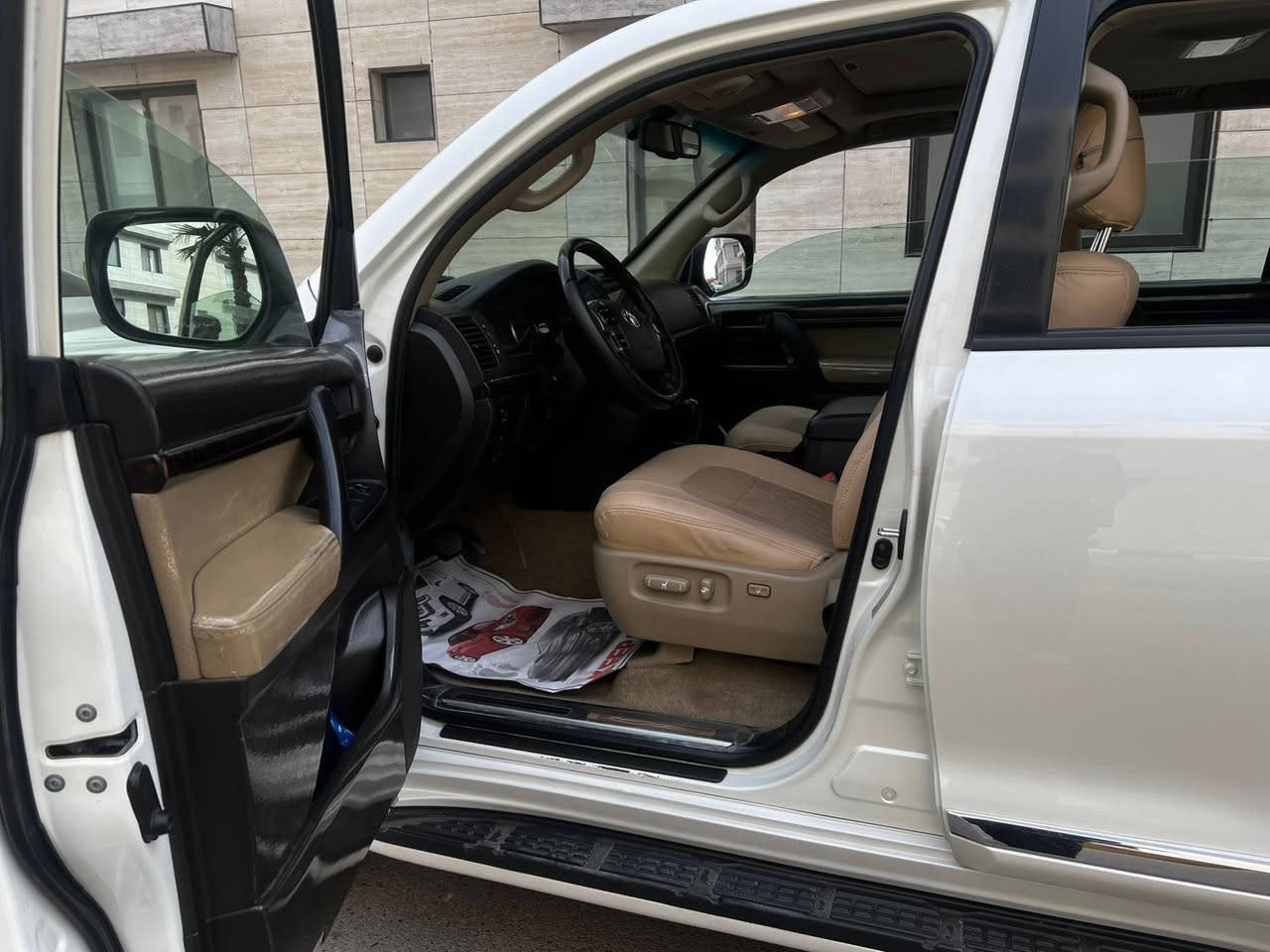 السلام عليكم لاندكروز موديل ٢٠١١ تكمة وسنوية ستيني اصل رقم بغداد باسمي مكفول من الحادث والصبغ والمحرك والكير ماشية ١٠٠ حقيقي على ايد وحدة اكثر من عشر سنوات 
فتحة سقف سلايت 
بصمة ابواب وتشغيل 
يدات نيكل 
داخل صاج 
كشنات جلد بقلاوة 
كروس سرعة 
مقعد السائق كهرباء 
تحم ستيرن جهتين 
ثلاجة 
فور ويل 
ثلاث قطع تبريد مركزي 
زراك لايت 
حساس امامي خلفي 
مكانها بغداد وسعرها ٣٣ وبيها مجال للاتصال 
***********
