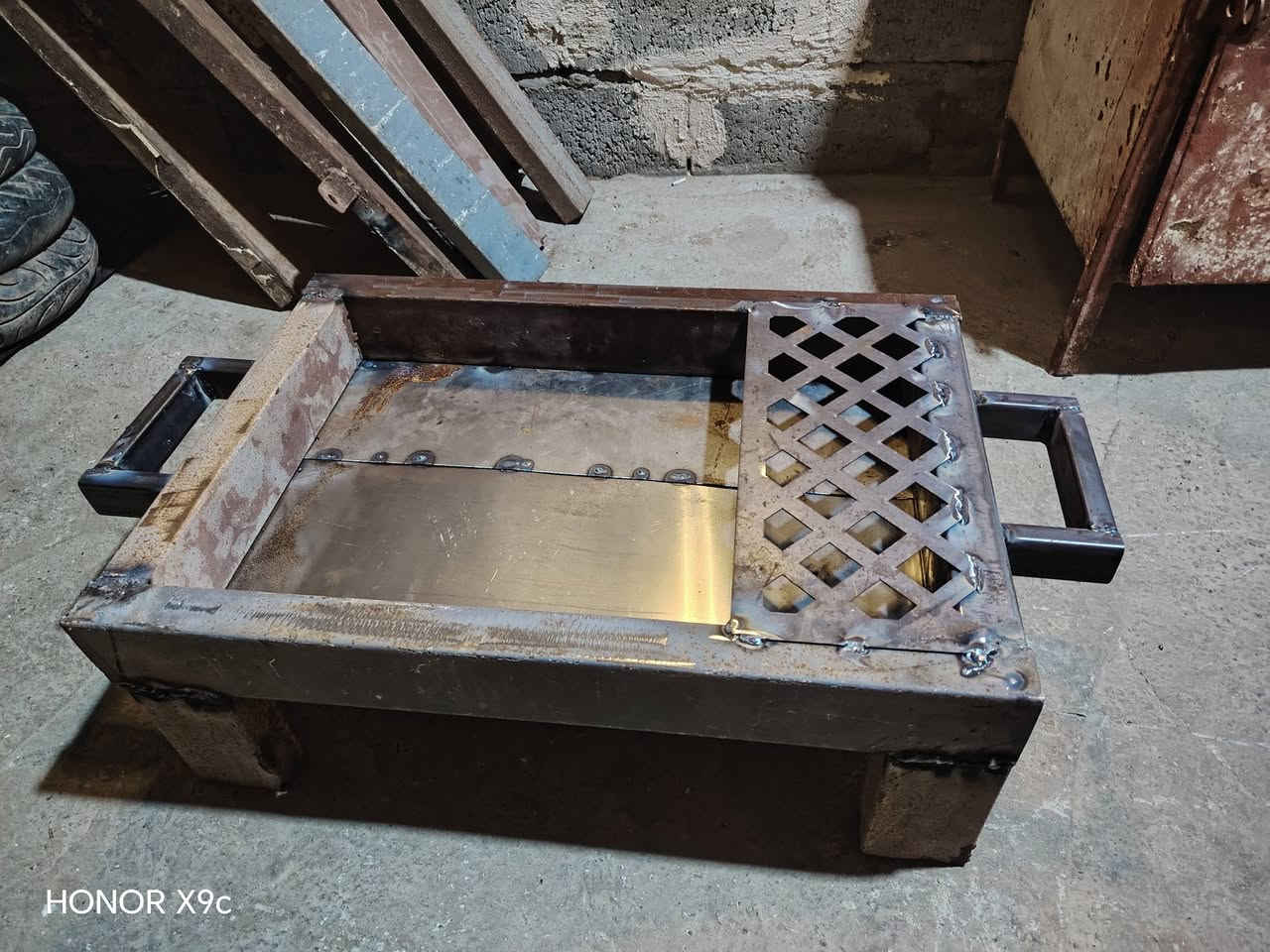 منقله للبيع سعرها ٣٠ وبيها مجال مكاني بلد شارع السكلات مجاور جملون الجبس *********** أمير الحداد
