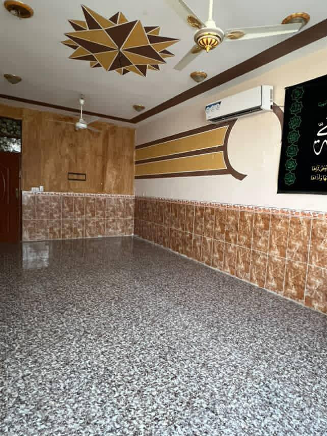 السلام عليكم
بيت للايجار مساحة ٤٠٠متر
موقع حمزة الغربي المعارة 
يحتوي على كراج كبير وحديقة كبيرة، استقبال وصالة وغرفتين ومطبخ حار وبارد .
رقم ***********
