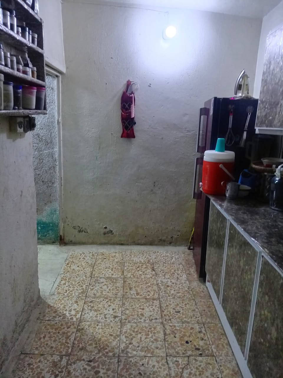 السلام عليكم بيت للبيع مساحه 50 متر حي اور منطقة الشيشان طابقين استقبال ومطبخ وغرفتين نوم وفوك مخزن وبيتونه سعر 40 وبي مجال ***********
