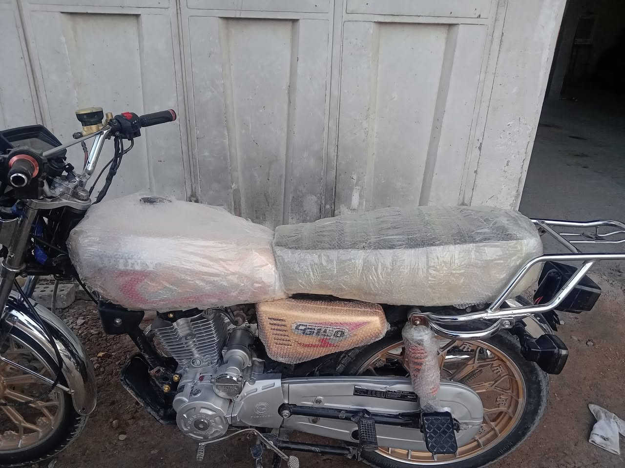 السلام عليكم دراجة سفان 5 كير موديل 24
السعر 525 وبيهه مجال مكان الصويرة شارع الكازينوات 
***********
