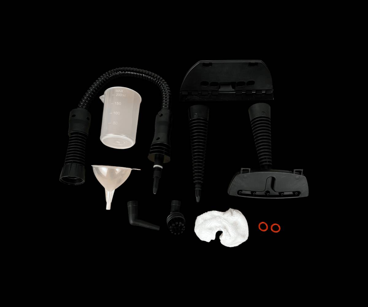 منظف بخاري محمول RAF R.1028 بقوة 1000 واط – 10 ملحقات متعددة

الاستخدامات

تنظيف وتعقيم الأرضيات، السيراميك، والرخام.

إزالة الدهون المتراكمة عن أسطح المطبخ والفرن.

تنظيف الزجاج والمرايا والنوافذ بدون مواد كيميائية.

تعقيم الحمامات والحنفيات والفواصل بين البلاط.

تنظيف الأرائك، الستائر، والمفروشات بالقماش المخصص.

إزالة الأوساخ من زوايا ضيقة يصعب الوصول إليها.

تعقيم لعب الأطفال وبعض الأسطح الصلبة بالبخار.

المميزات

قدرة كهربائية: 1000 واط لأداء قوي وسريع.

سعة خزان الماء: 350 مل.

درجة حرارة البخار: حتى 100° مئوية.

ضغط بخار أقصى: 3 بار.

معدل تدفق البخار: 25–30 غرامدقيقة.

زمن التسخين: تقريباً 3 دقائق.

تشغيل على كهرباء: 220–240 فولت | 5060 هرتز.

نظام أمان بغطاء محكم وصمام حماية للضغط.

تصميم محمول وخفيف الوزن وسهل الاستخدام.

سلك طويل بطول 250 سم لحرية حركة أكبر.

يعمل بدون الحاجة إلى مواد تنظيف كيميائية.

10 ملحقات مختلفة لتعدد الاستخدامات.

محتويات الصندوق

الجهاز الرئيسي RAF R.1028.

خرطوم مرن.

رأس بخار مستقيم.

رأس بخار منحني.

فرشاة دائرية.

قطعة تنظيف زجاج.

قاعدة مسطحة مع قماش تنظيف.

كوب قياس.

قمع تعبئة.

حلقات مطاط احتياطية.

الملاحظات

لا يُفتح غطاء الخزان أثناء التشغيل أو قبل تفريغ الضغط.

يُستخدم ماء عادي فقط داخل الخزان.

يُنتظر حتى يبرد الجهاز قبل إعادة التعبئة.

يُفصل الجهاز عن الكهرباء بعد الانتهاء من الاستخدام.

يُحفظ بعيداً عن متناول الأطفال.