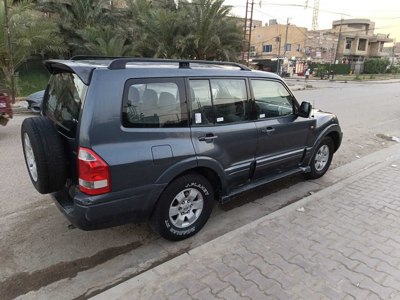 السلام وعليكم للبيع باجيرو موديل 2007 سياره جديده وجاهزه تبريد ثلج تخم تاير سبعه راكب فقط قطعتين صبغ اشتري ترحيب مري شفط رقم بغداد السعر 93  بيه مجال الشراي يتصل ***********
