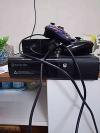 اكس بوكس 360 • مستعمل قليل • يدات اثنين