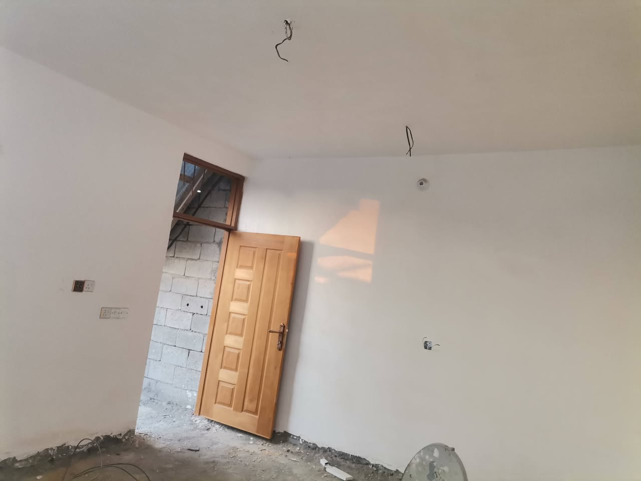 بيت للبيع مساحه البيت ١٠٠م ٥*20
الموقع الاربع شوارع خلف مول كراره فرع ١٤ متوفر في كافة الخدمات (ماء كهرباء مجاري تبليط) 
يحتوي البيت عل غرفتين وصاله + وحمام داخلي وخارجي
الاستفسار
*********** واتساب
