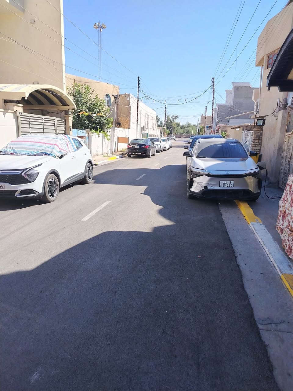 السلام عليكم. 
بيت للبيع 150 متر 7.5 ×20 في بغداد منطقة حي الفرات قرب مطار بغداد زقاق 18 قرب مدرسة الطبري بظهر جامع  الفرات مباشرتا اول قطعة بضهر الجامع  أرقى مكان بحي الفرات
بناء قديم بس ترميم جديد يحتوي على صالة مطبخ حمام عدد 2 وغرفة نوم عدد3 الأرضي 2 نوم والطابق الثاني 1 نوم  وطرمة كبيره  
للأستفسار الاتصال *********** متوفر واتساب
