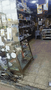 للبيع محل كامل تريد بس غراض عادي تريد هوه والمحل بخدمتك مكان الشعب شارع الصحه ***********
