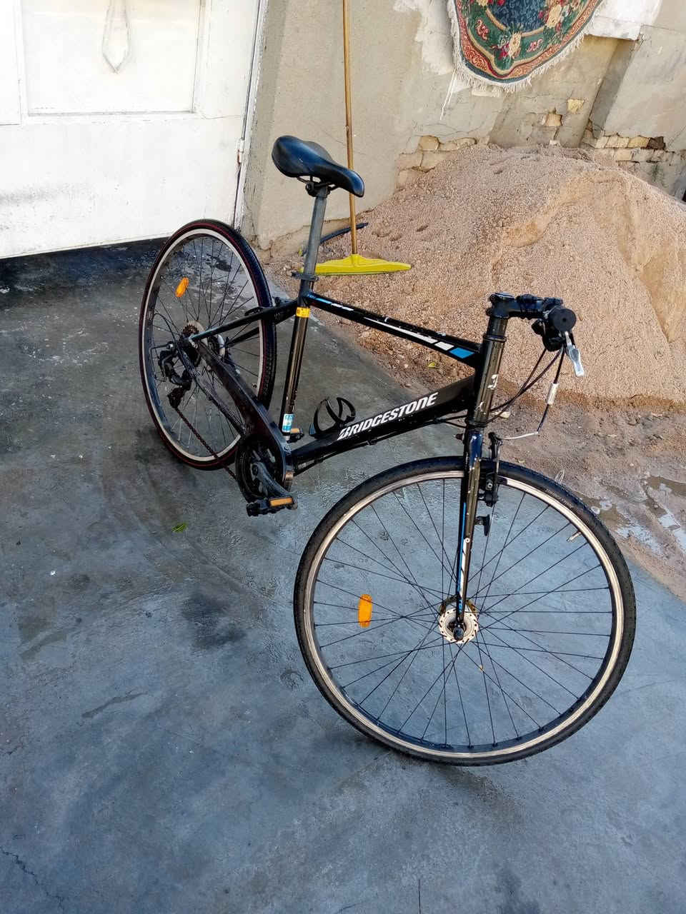 السلام عليكم
بايسكل C700
برجستون ياباني 
نمر 7×1
الامنيوم 
وضع حاويه 
سعر 150 الف
مكاني بغداد حي العامل 
الاستفسار ***********
