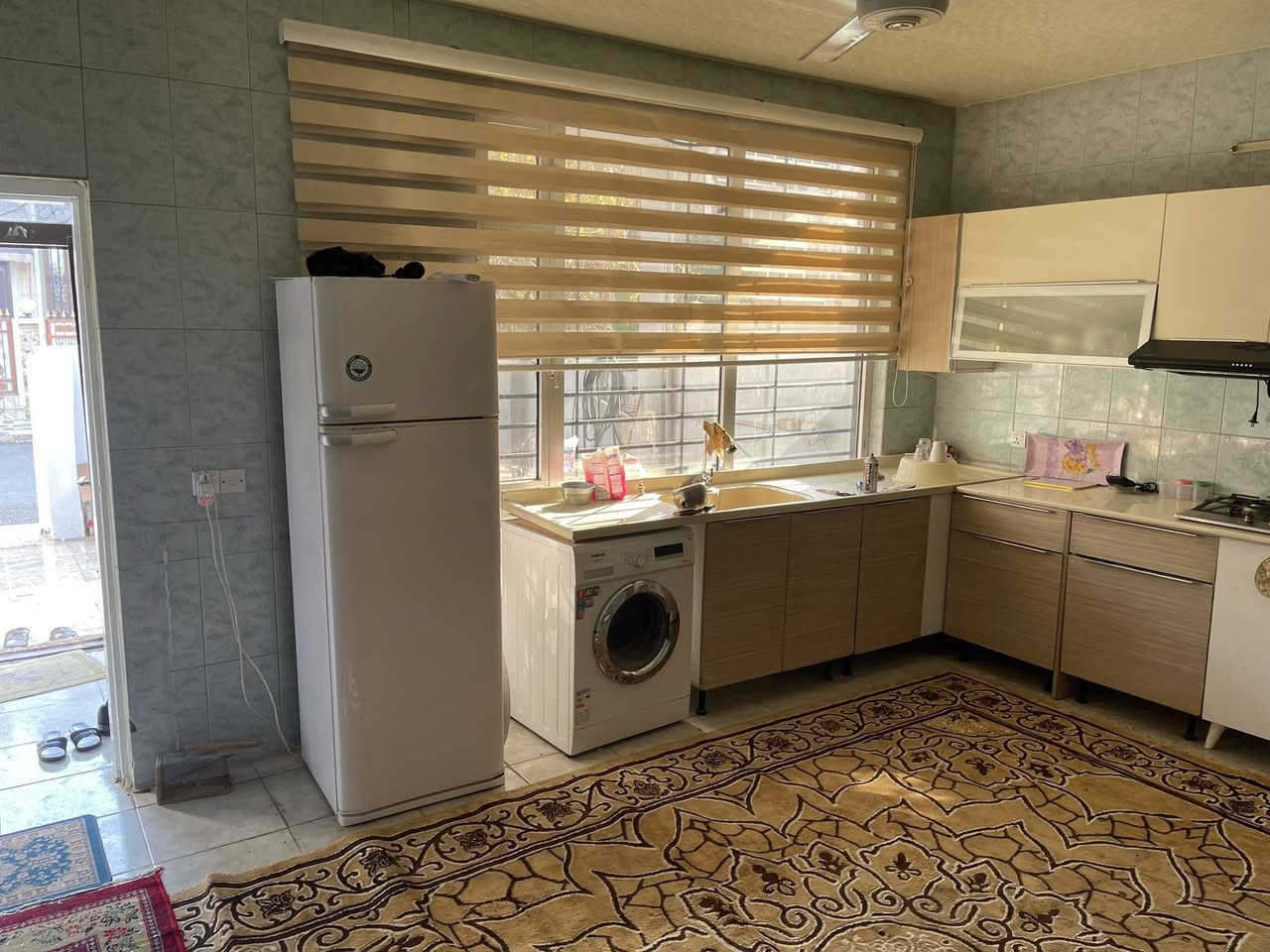 السلام عليكم للبيع بيت 200 متر  طابقين
رابرين شارع ملتي مول  غرفتين نوم  صاله وهول ومطبخ  حار وبارد   الطابق الأرض
مؤثث  السعر 10 شدات  ***********
