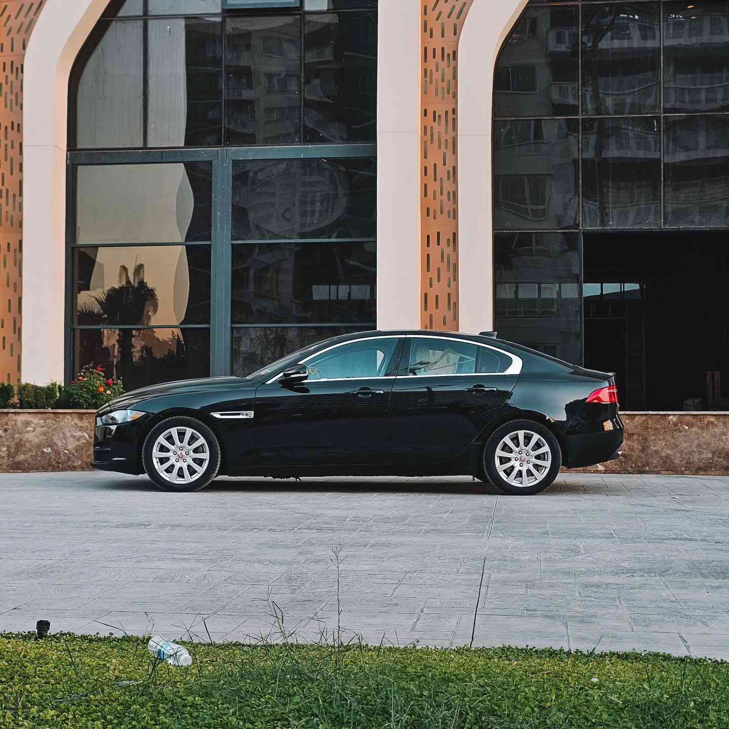 Jaguar XE 2019 25T
جاكوار اكس اي 2019 

‎وارد امريكي
‎اللون: اسود
‎رقم ارييل
‎ماشية : 53 الف
‎المواصفات: 25t
‎٤ سلندر تيربو (٢٠٠٠)
‎بصمة
بانوراما
‎كراسي جلد 
‎كراسي اثنين كهرباء
‎شاشة كبيرة 
‎كامرة خلفي
‎نظام إطفاء المحرك فقط عند الوقوف واعادة تغشيل المحرك عند المشي
‎نظام تزحلق
‎متعدد أنظمة القيادة (سبورت، ايكو، عادي، ثلجي, مطري)
‎دبل كير(عادي+اوتوماتيك)
‎نظام سبورت
‎نضام اقتصادي ECO
مرايات جانبيه هيتر
‎ماسحات جام تلقائية تعمل عن ملامسة المطر 
‎مثبت سرعة
‎محدد السرعة

باب ورا السائق مبدل بلادي وشبر بونيت صبغ
الايرباكات كل سليمه وبلادي 
بدون دواخل 
وكل شيء بشرط الماكينه والكير

‎وبيها فحص كل فترة السيارة وتبديل دهن وفلاتر وكلشي عالشركة موتول الفرنسي كل 7000 كيلو متر تقريبا
‎
  
للاستفسار *********** أربيل, العراق
