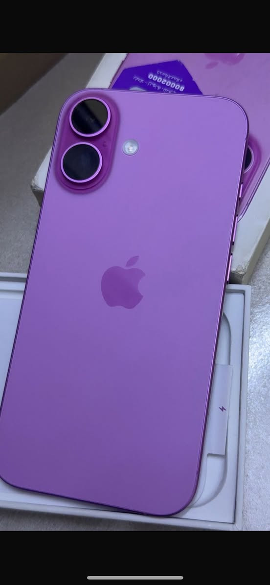 ايفون 16 عادي 
ذاكرة 256 بطارية 100
مشحون 26 مرة فقط 
السعر 900 
***********
