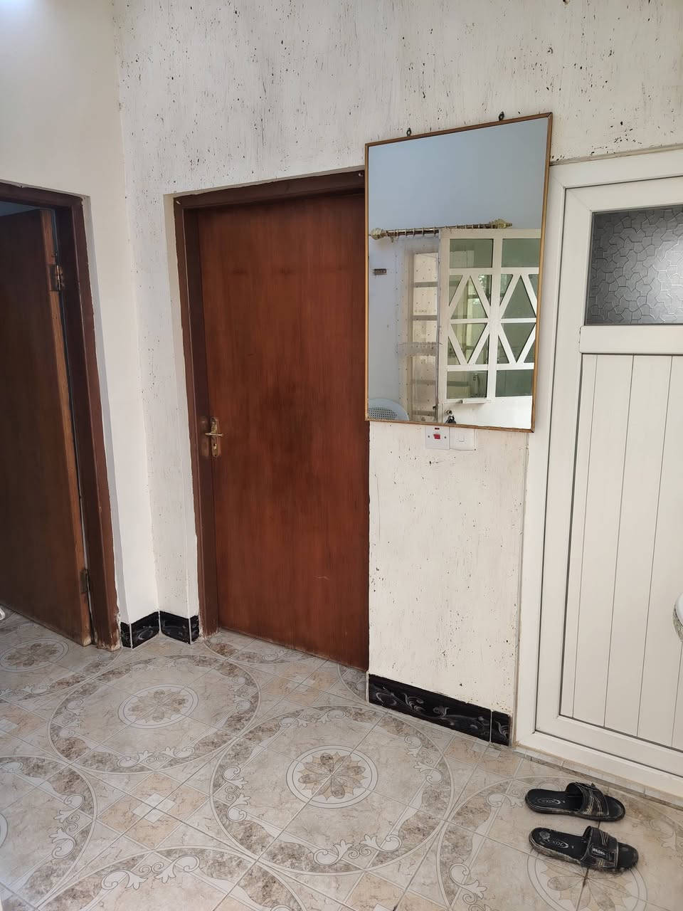 السلام عليكم..
دار للبيع في خانقين منطقة أمام عباس قرب بيت المختار (نعمت أبو حسين) مساحته (200)م يتكون من غرفتين نوم مساحة كل غرفة (4×5)م وأستقبال (4×7)م ومطبخ (4×5)م وصالة (7×4)م.. ومجموعة صحيات عدد (2)مع كراج وسقيفة ومنورين وبيتونة والسطح شتايكر مع حديقة خارجية (7×3)م..السعر (47) مليون دينار قابل للتفاوض.. ولمعرفة تفاصيل أكثر الأتصال بالرقم (***********) مع تحياتي..
