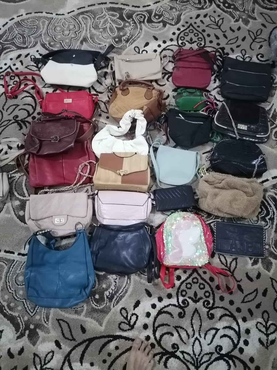 سلام عليكم جنط باله وجديد كويتي اصلي وزن ثقيل  مشكل تقريبا 80 جنطه  كلهن شلعه الجنطه الفين دينار اريد ابيعهن كلهن لنو فتحت مشروع جديد يشهد الله والجنط يسون اكثر  تواصل واتساب مكاني ناصريه مركز ***********
