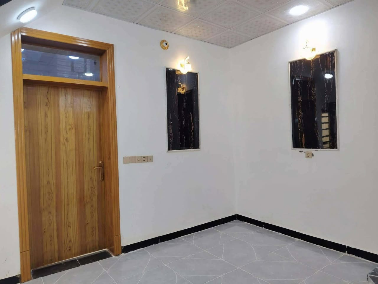 🏡دار للبيع🏡
المساحة: 50 متر
✅ #طابو_زراعي_سند_25_أقرار_محكمه
السعر: 21 مليون  (مع المجال)
الموقع: النجف شارع الصب عمود 317

مواصفات البناء: 
 غرفة/ صالة معزولة/مطبخ معزول/ صحيات داخليه / وخارجية / مكشوفة
بناء مرتب (أساس + سقف كونكريت + طابوك)
أرضية بورسلين أبو الـ 60

الخدمات
ماء كهرباء مدارس سوق تبليط مولد

للاستفسار  والاتصال:***********‬‏
