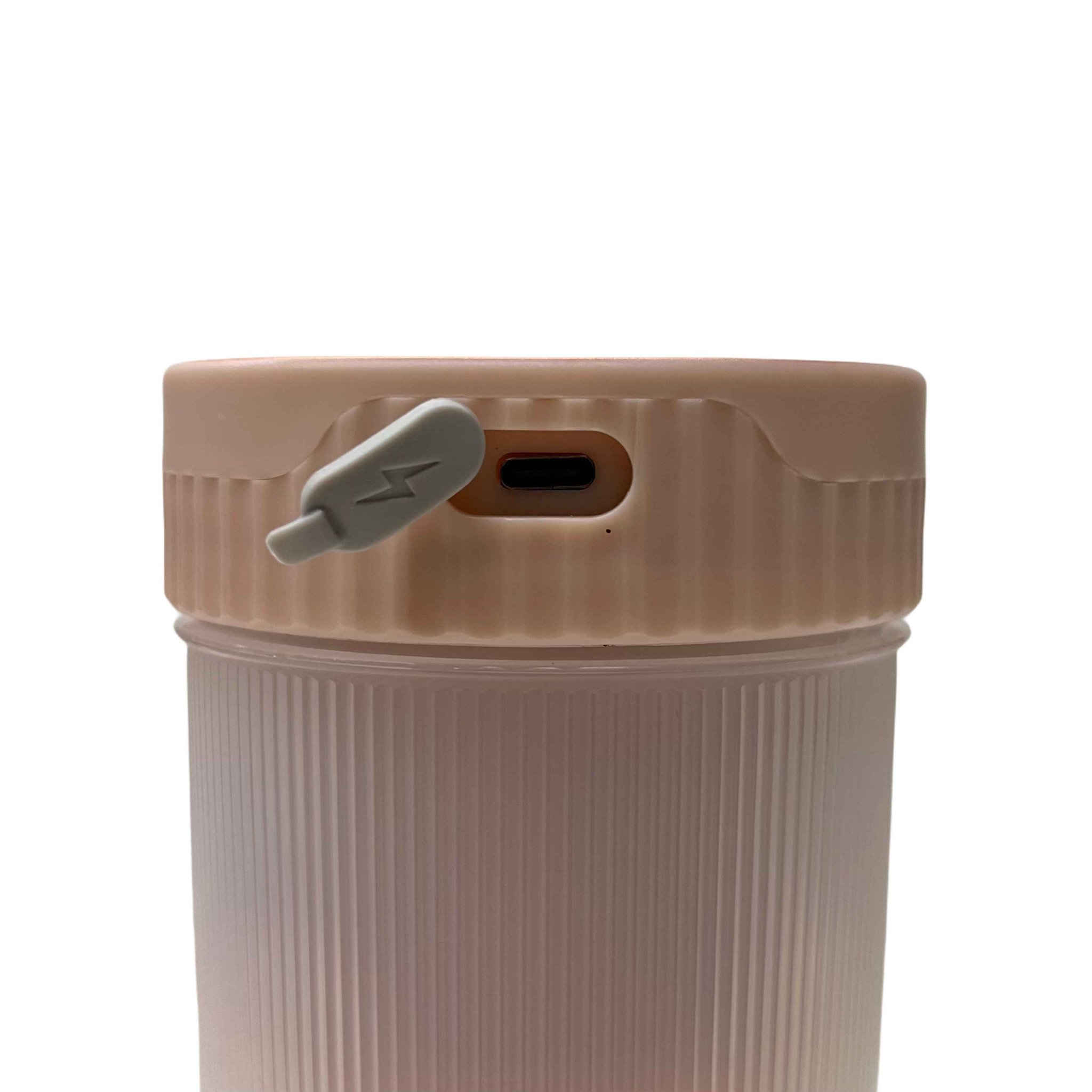 خلاط الفواكه المحمول موديلR.2829P

 هو الرفيق المثالي لأسلوب حياتك النشط والصحي.
. تصميم مدمج ومحمول: يتيح لك الاستمتاع بالعصائر والسموثي الطازجة أينما كنت - في المكتب، النادي الرياضي، أو أثناء السفر.
. أداء قوي وفعال: مزود بشفرات حادة ومتينة من الفولاذ المقاوم للصدأ وبطارية بسعة 1300 مللي أمبير، مما يضمن خلطاً سريعاً وفعالاً في ثوانٍ.
. سهولة الاستخدام والتنظيف: يتميز بتشغيل بلمسة واحدة وشحن مريح عبر USB، وتصميمه القابل للفك يجعل عملية التنظيف سهلة للغاية.
. آمن وعملي: مصنوع من بلاستيك خالٍ من مادة BPA، بسعة 300 مل، مما يجعله مثالياً للوجبات الفردية والآمنة للاستخدام اليومي.
- الطاقة: 80 واط
- الفولطية: 7.4 فولت
- السعة: 300 مل
توصيل بغداد 3 الاف 
باقي المحافضات 5 الاف
لطلب المنتج تواصل على الخاص او على الواتساب *********** Colombo, Sri Lanka
