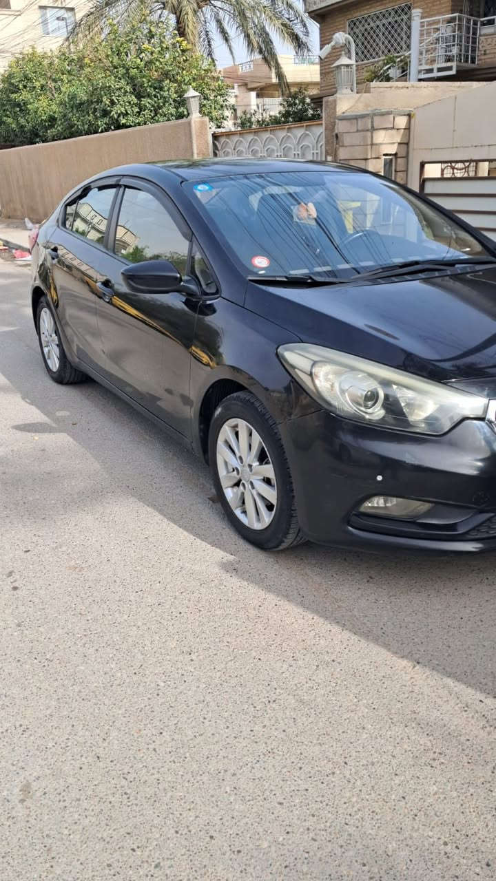 السلام عليكم ورحمة الله كيا سيراتو للبيع وكالة الشركة الدوليه  موديل2015 نظافة السياره شوف العين والفحص أن شاء الله عندي بيها باب الخلفي الأيمن بدلته أباب أصلي أثر شخط نافذ وطلقه بالقمارة بيها والسونار موضح كلشي كير مكينه جيد جدآ مكفولات من الفتح تخم تاير جديد السياره ماشيه 156الف كم السنويه بأسمي مكاني بغداد حي الجهاد السعر 113$وبها مجال بسيط للأستفسار الاتصال بالرقم ***********
