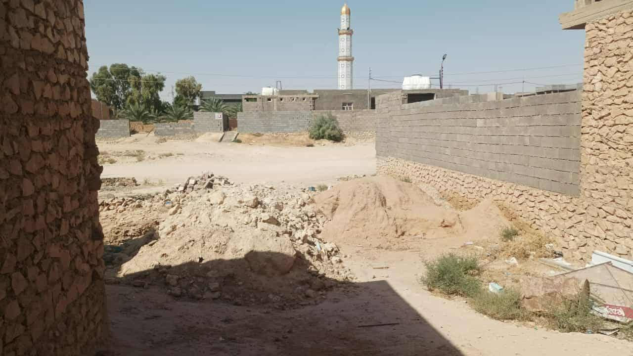 هيكل مسقف للبيع. 
غير مسجل. 
مساحة الهيكل 360م. 
واجهة 12م ونزال30م. 
يحتوي الهيكل على. 
مطبخ. 
غرفتين نوم. 
ممر داخلي. 
صحيات داخلية. 
صحيات خارجية. 
السقف صب مسلح. 
والغرف من الداخل مصطر جص. 
مقابل جامع الرقيب ومدرسة النواعير. 
ملاحضة: يرهم نصف الملغ والباقي اقصاد. 
السعر المطلوب 22مليون وبي مجال للتفاوض  
عنوان المكتب📍 الانبار قضاء حديثة سوق الحي العسكري قرب اسواق ابو حسين 
أ.استاذ هشام حسين ابو احمد ***********واتساب ***********
رائد المعاضيدي ***********
